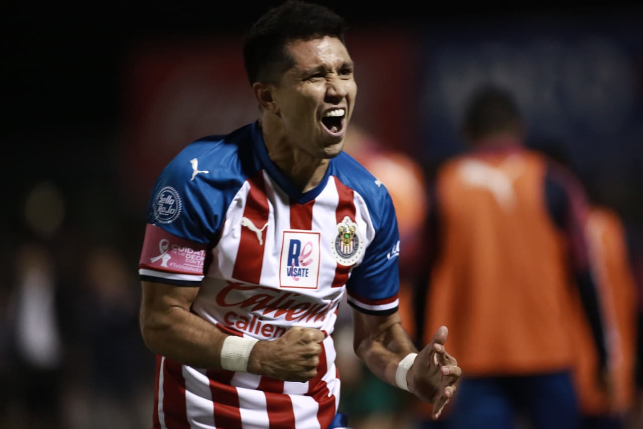 Chivas gana de manera dramática pero se mantiene vivo en la lucha por la Liguilla.