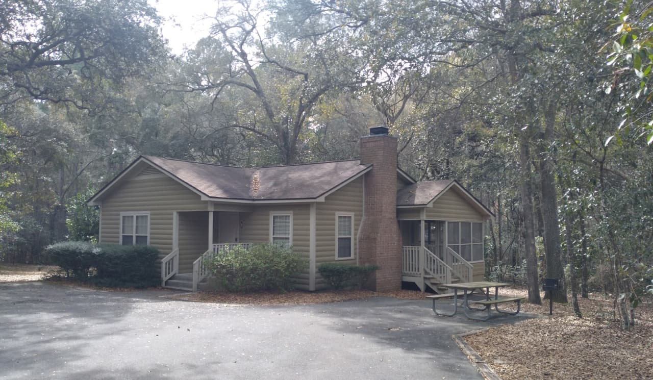 También podrás pasar una velada divertida bajo las estrellas reservando en uno de los sitios para acampar o cabañas.