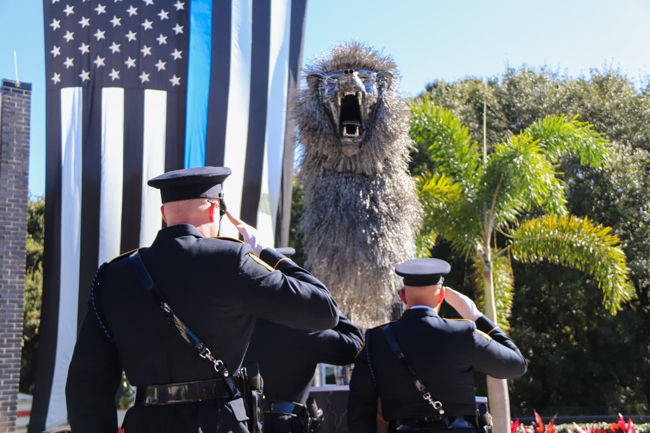 La pieza "Taking a Stance" (Tomando una postura) fue elaborada por el artista Dominique Martinez con el apoyo de la Fundación de la Familia Rogai.