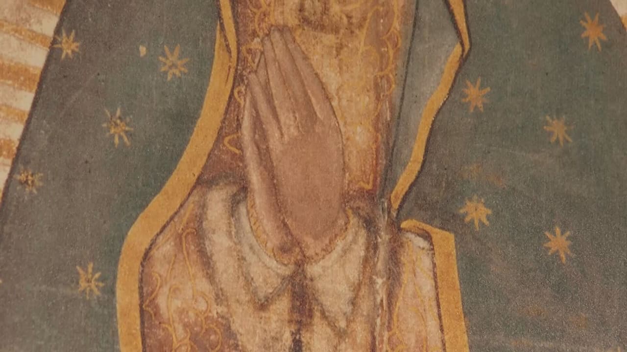 <b>Las manos</b>
<br>Están en una postura de oración, y con la cabeza inclinada, dando a entender que la reina solo se inclina cuando está en la presencia de Dios, explica el padre Esequiel Sánchez.