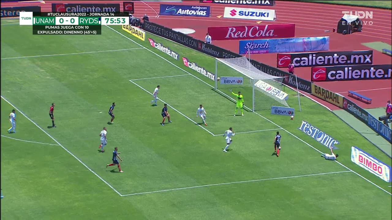 ¡TIRO ATAJADO! disparo por Maximiliano Meza.