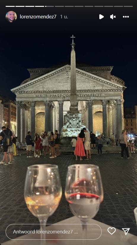 En esta imagen solo aparecen 
<b>dos copas</b> frente al Panteón de Agripa.
<br>