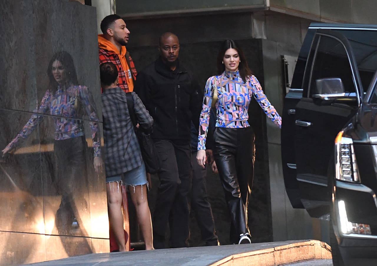 El juez otorgó una orden de restricción temporal para que el hombre permanezca a 100 yardas de ella.
<br>