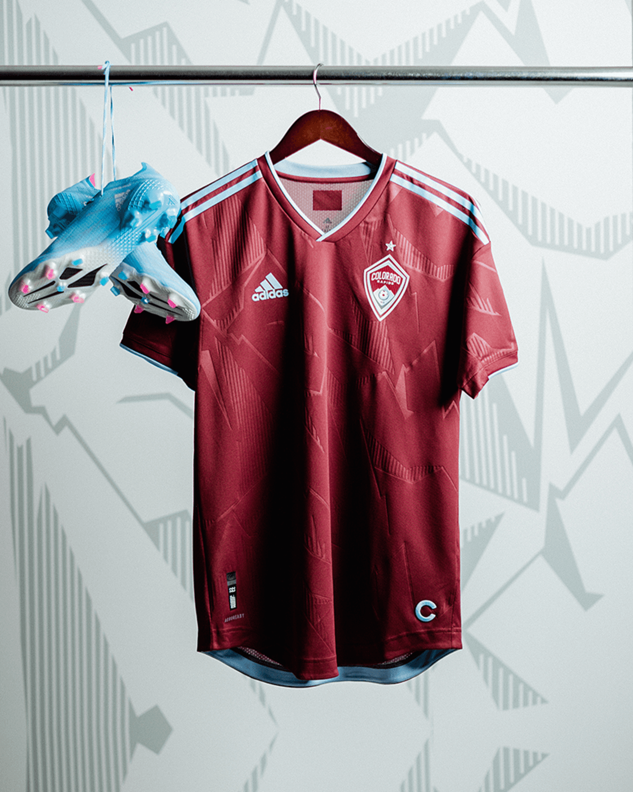 Colorado Rapids sigue teniendo como casaca principal una que combina el color borravino con el celeste.
<br>
<br>