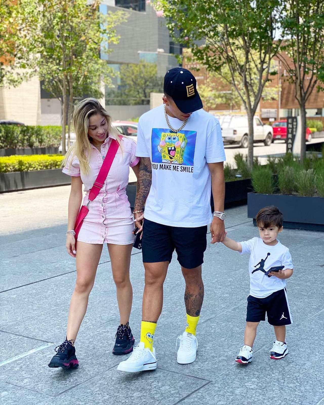 Carlos Salcedo con su esposa Andrea Navarro y su hijo Thiago.