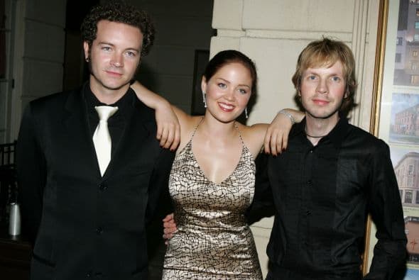 Según Buzzy Jackson , corresponsal del periódico The Boston Globe, nunca hay un buen momento para empezar una nueva religión, ya que si bien los peligros comunes que se utilizaban en el pasado incluían apedreamiento o crucifixión, los profetas de hoy en día uno se enfrentan a un nuevo obstáculo, como es la comprobación de los hechos. Jackson dice que el libro de Lawrence Wright, Going Clear " Scientology, Hollywood & Prison of Belief, es apasionante, y finalmente trágico y que lo que revea acerca de la organizac ión, cuya sede se encuentra en Clearwater, Florida, va a molestar a todo el que lo lea. En la lista de celebridades que abrazan esta religión, fundada por L. Ron Hubbard, se encuentran John Travolta, Kirstie Alley, Beck, Will Smith, and Greta Van Susteren, entre otros. Wright, ganador de un Premio Pulitzer, indica en su libro que aunque solo hay de 25,000 a 30,000 miembros activos, la iglesia tiene $1 billion en activos líquidos, una figura que eclipsa los bienes de la mayoría de las mayores religiones del mundo.