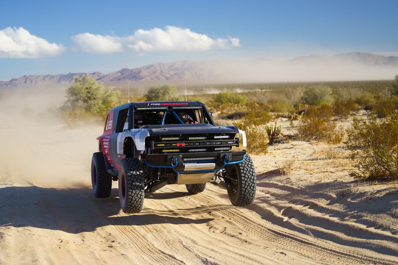 La 
<b>Baja 1000 del 2020</b> fue el escenario perfecto para probar el nuevo 
<a href="https://www.univision.com/temas/ford">Ford</a>. 1,000 millas (1,600 km) de recorrido sobre uno de los terrenos mas demandantes para las maquinas y para los equipo. Para ese año la carrera fue particularmente dura, recibiendo el sobrenombre 
<b>“Mud Bog 1000” </b>porque empezó con 24 horas de retraso debido a torrenciales lluvias días previos al evento.