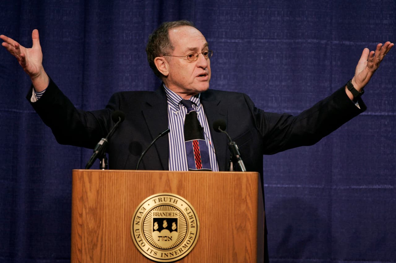 <b>Alan Dershowitz,</b> profesor emérito de Derecho de Harvard y famoso por defender a clientes como el exfutbolista OJ Simpson fue identificado por al menos dos de las mujeres involucradas en un caso de 2007. Él ha desestimado las acusaciones señalandolas como "inequívocas y completamente falsas". Dershowitz está en la lista de acusados de Giuffre, quien aseguró haberle practicado sexo oral en una limusina.