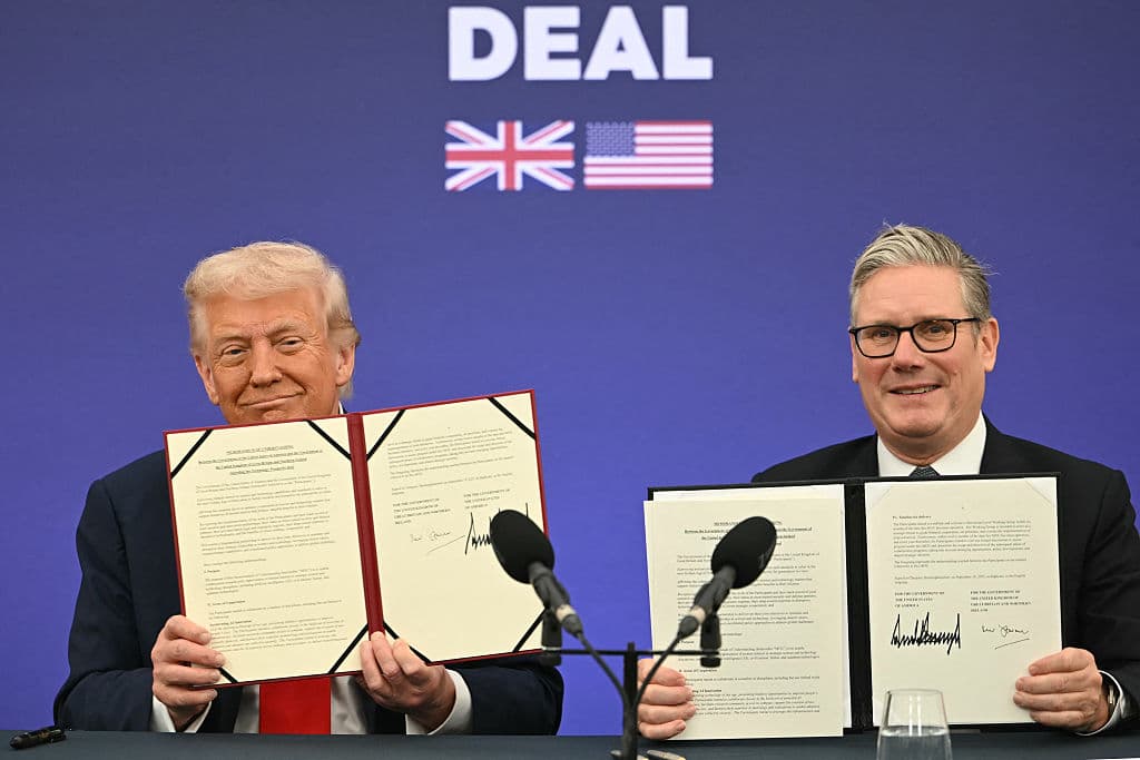 El primer ministro británico, Keir Starmer y el presidente estadounidense, Donald Trump, muestran su acuerdo de propiedad tecnológica firmado en un evento empresarial.