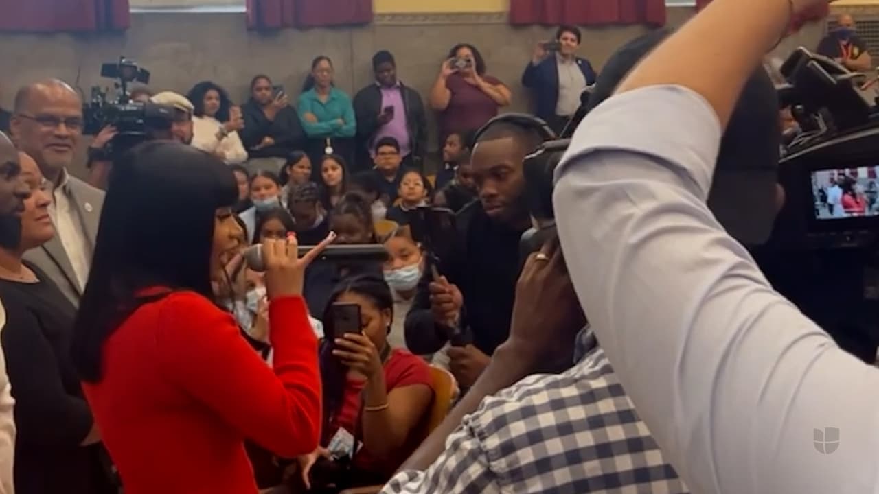 Cardi B dona 100,000 dólares a su antigua escuela en el Bronx