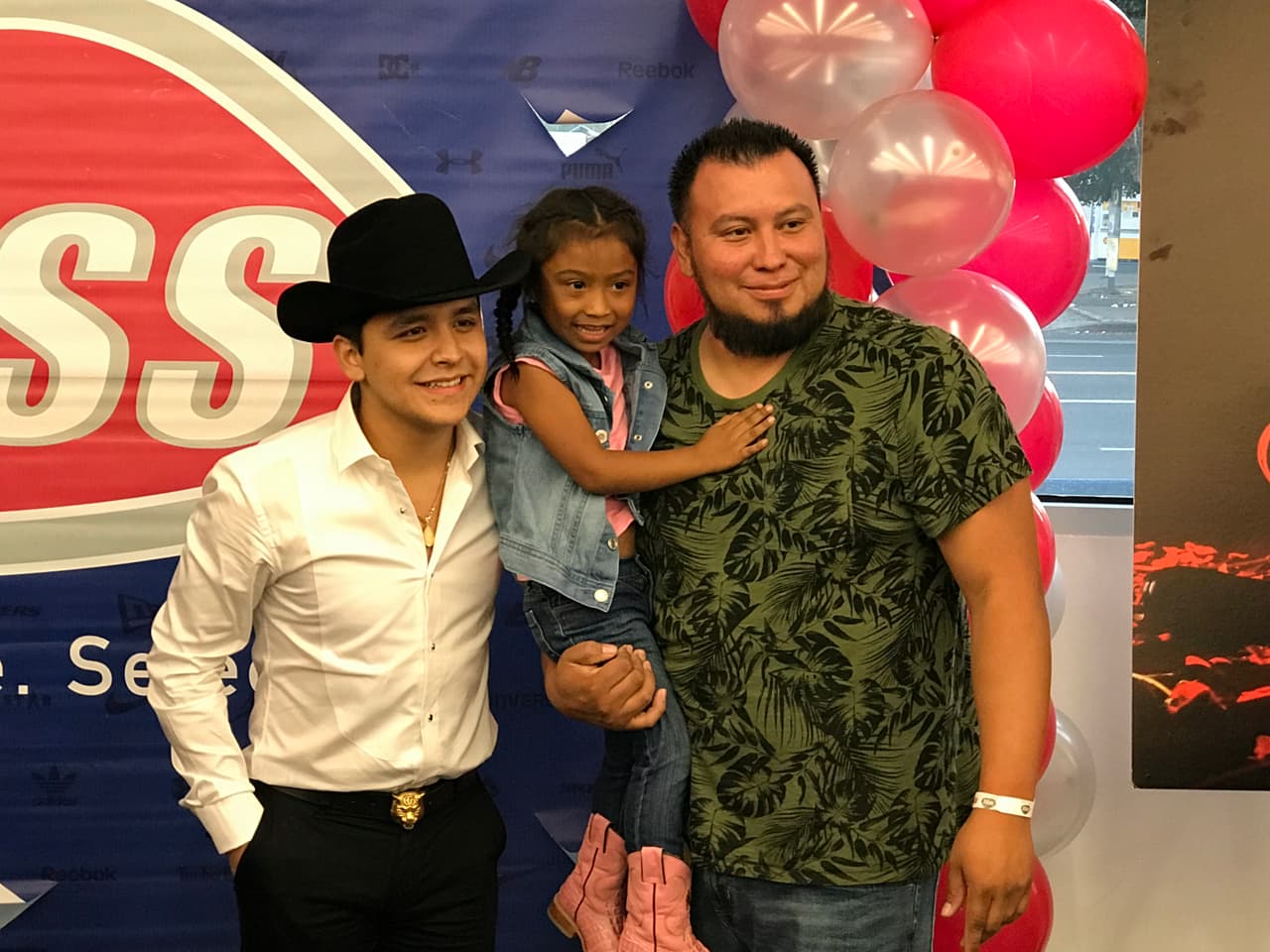 El Bueno, La Mala y El Feo llenaron las calles de seguidores de Christian Nodal para su primer encuentro con sus fans en la ciudad de Los Ángeles.