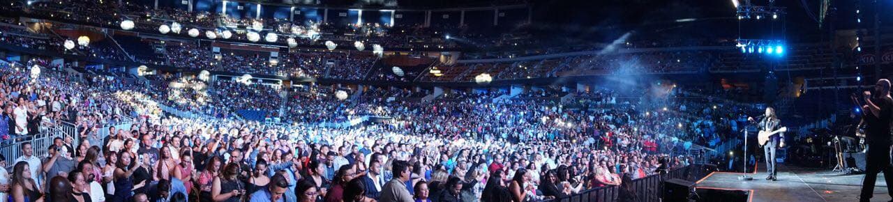 Una impactante panoramica de la presentación del llamado 'Buki mayor' en el American Airlines Arena de Miami, Florida, el pasado sábado 26 de agosto.