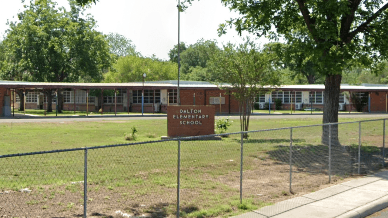 Autoridades en Uvalde reciben reporte de sujeto sospechoso en escuela primaria