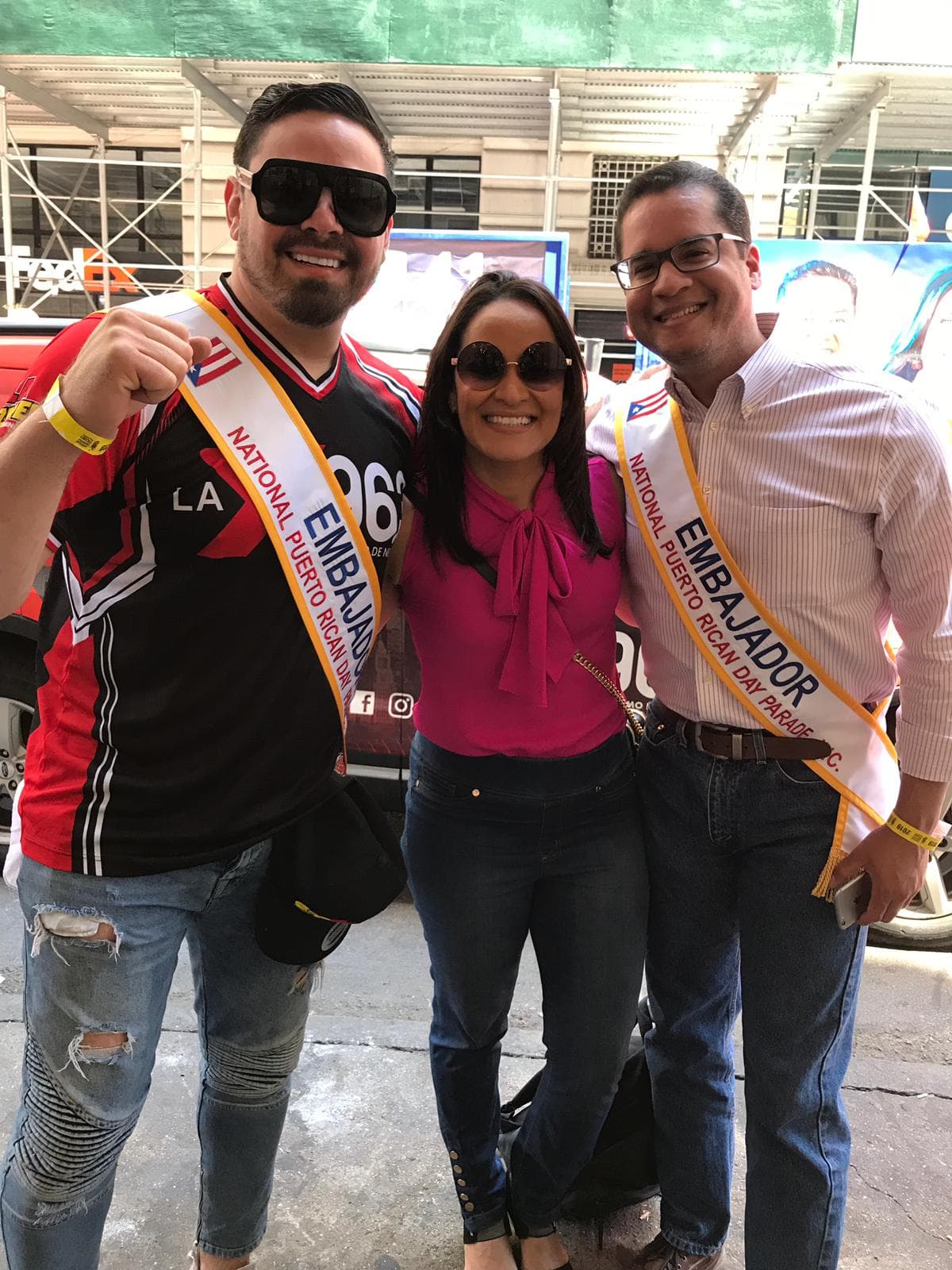 El presentador de la X 96.3 DJ Bacan Bacan y los periodistas de Univision Noticias 41 Esperanza Ceballos y Ricardo Curras.