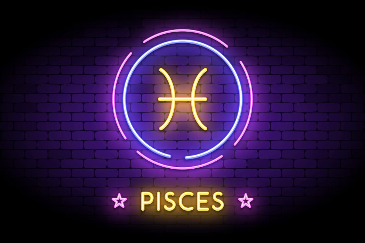 Si cuando naciste estaba rigiendo Piscis aunque este año comience después de tu hora de nacimiento sigues siendo Piscis pues te riges por tu fecha natal.