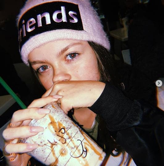 En su cuenta de Instagram comparte imágenes en las que se le puede ver tomando diversas clases de artes.