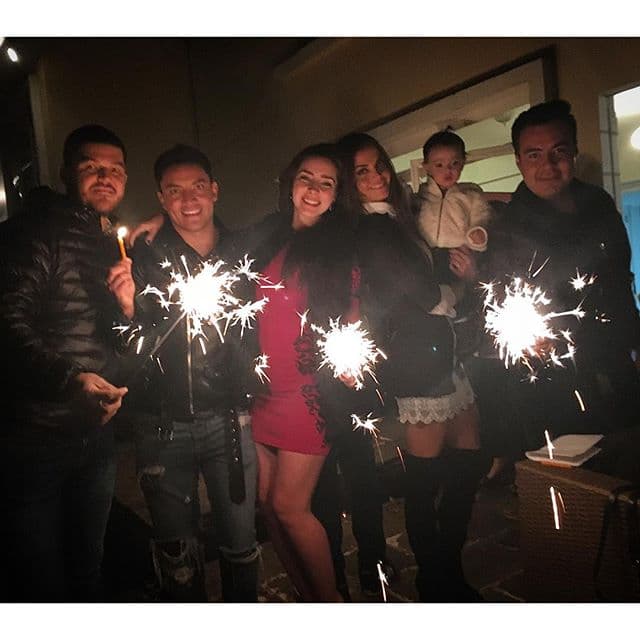 Al final de la velada, la artista también convivió con amigos como Marisol González y, de paso, presumió su pancita en un entallado vestido.