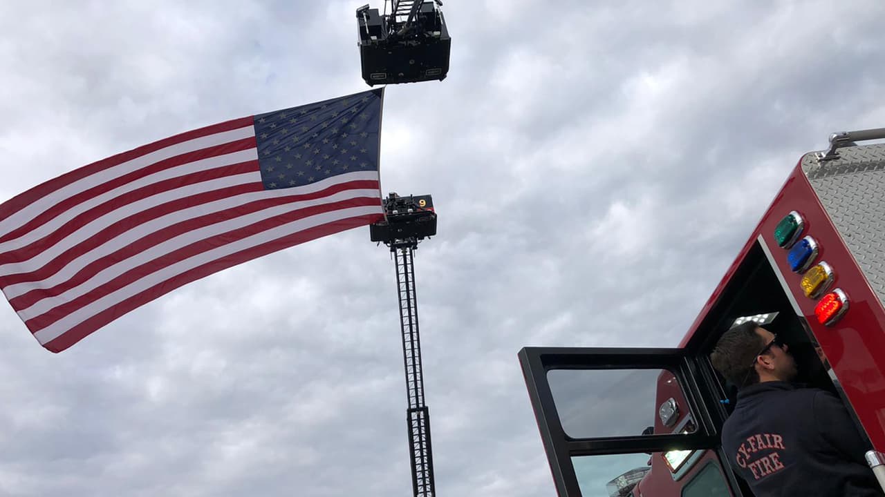 El oficial Leal perdió la batalla contra el coronavirus un día después de la celebración de Acción de Gracias después de estar hospitalizado.