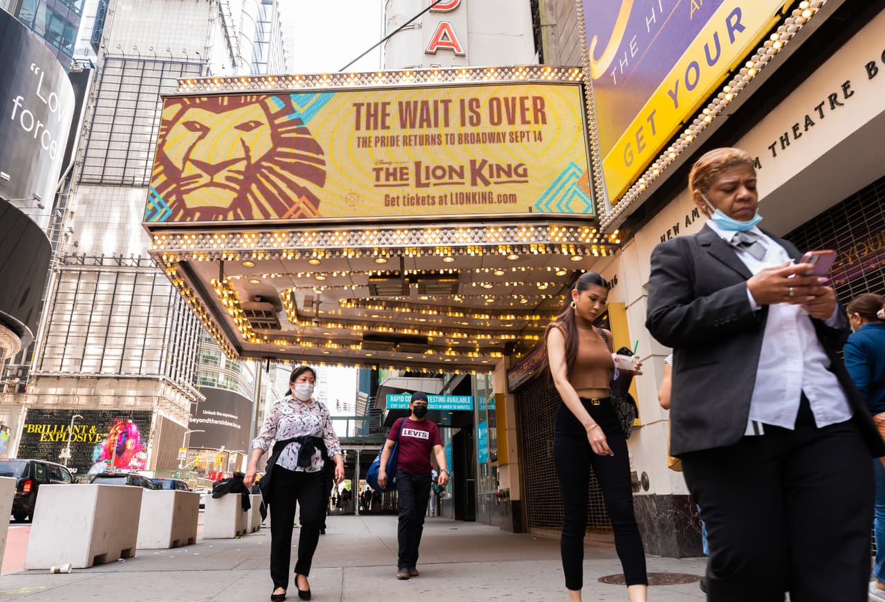 Broadway abre sus puertas este martes a plena capacidad tras 18 meses de cierre