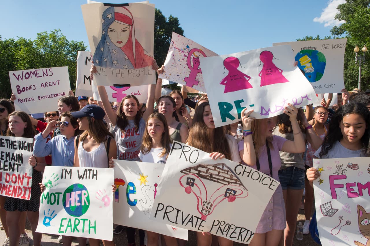 Scott Pruitt, director de la Agencia de Protección Medioambiental (EPA), un escéptico del cambio climático que ha respaldado al presidente en sus decisiones ambientales aseguró este viernes en conferencia de prensa, que la actual administración de Estados Unidos tiene planes de realizar muchas buenas acciones por el bien del planeta. Manifestantes frente a la Casa Blanca en Wahsinton DC opinan lo contrario.