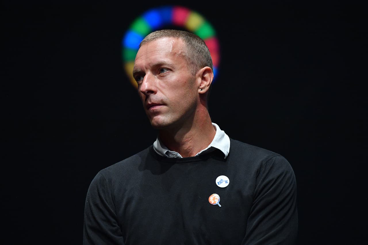 "Entonces, lo que hizo fue
<b> <a href="https://www.univision.com/famosos/dakota-johnson-y-chris-martin-pasan-tremendo-susto-su-chofer-atropello-a-una-mujer-en-nyc-fotos" target="_blank">aliviar una gran presión</a> </b>y luego me hizo preguntarme: 'Oye, tal vez algunas de estas cosas que estoy aprendiendo sobre Dios y todo, no estoy seguro de si me suscribo a toda esta religión en particular'".
<br>