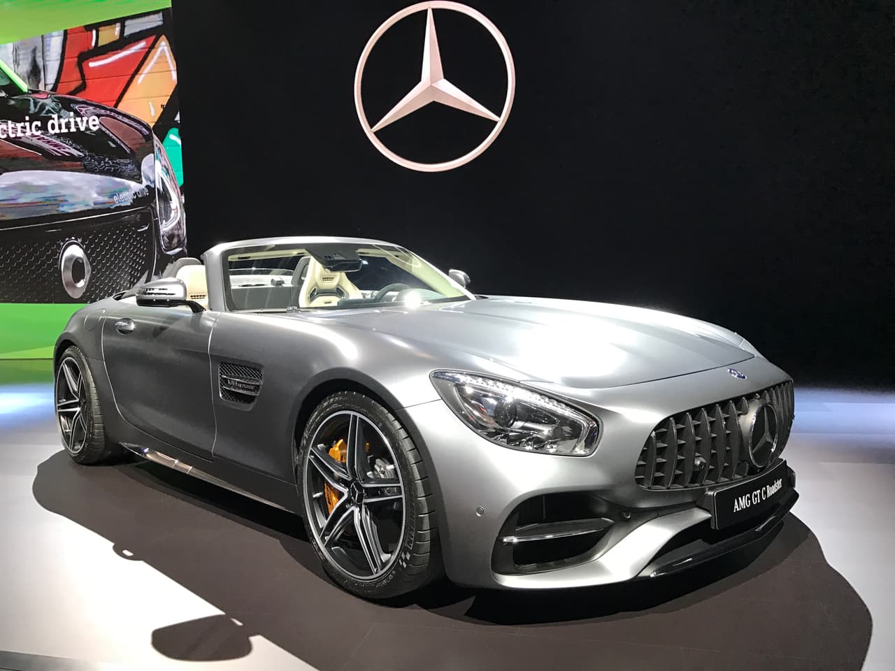 Una de las grandes novedades del
<a href="http://www.univision.com/noticias/auto-shows/los-angeles-auto-show"><b>Auto Show de Los Angeles</b></a> fue la llegada a Estados Unidos del
<b> <a href="http://www.univision.com/noticias/mercedes-benz/estos-son-los-mercedes-amg-gt-roadster-y-gt-c-roadster-2018-fotos" target="_blank">Mercedes-AMG GT C Roadster</a></b> que cubrimos el pasado mes de septiembre. Este monstruo con un V8 doble turbo que genera 550 caballos de fuerza cuenta con direccionamiento en las ruedas traseras y diferencial con bloqueo electrónico. A un precio cercano a 136,000 el AMG GT C Roadster no es para todo el mundo.
<br>