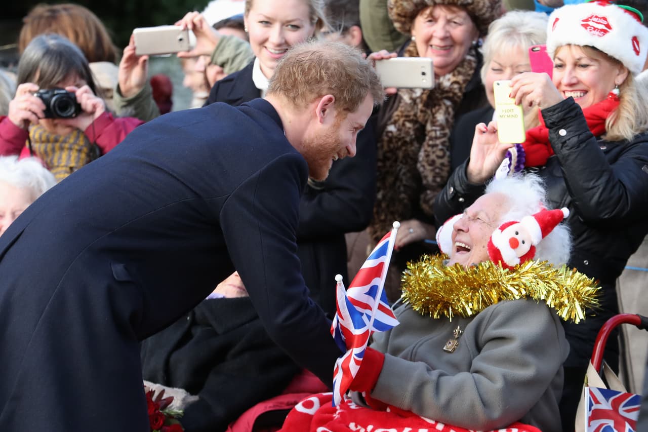 El medio británico señala que el príncipe Harry siempre ha pasado las fiestas
<b><a href="https://www.univision.com/famosos/exsecretario-de-prensa-de-la-reina-isabel-la-defiende-ante-insinuacion-de-infidelidad-de-la-serie-the-crown-fotos" target="_blank">con la reina Isabel</a></b> en la casa de campo de Sandringham, en Norfolk.