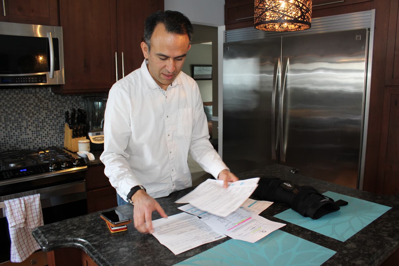 Serrano dijo que la rodillera alivió la incomodidad que sentía y estabilizó su rodilla mientras se curaba. Sin embargo, la impactante cuenta fue casi más dolorosa.
<br>