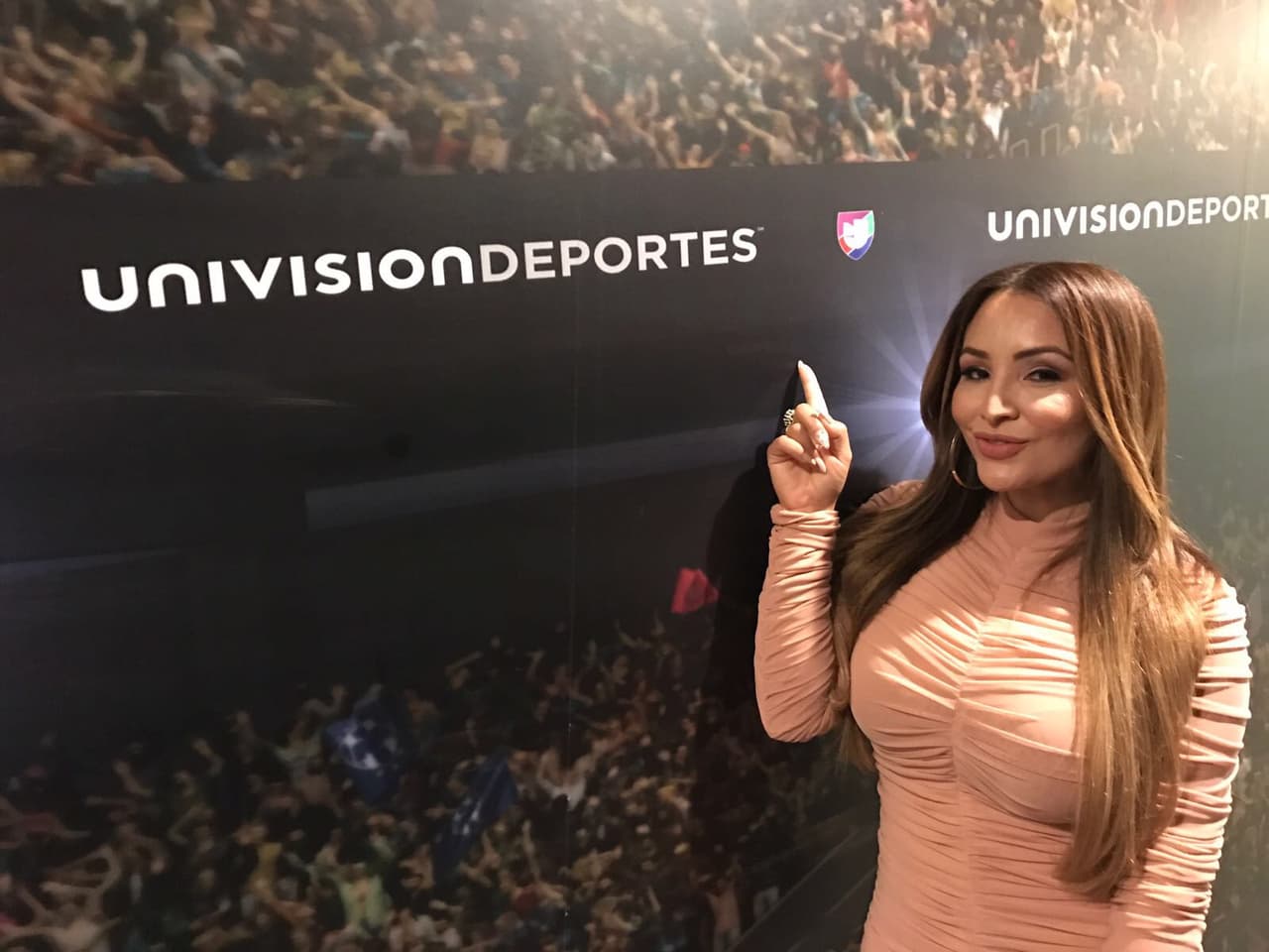 No dejó pasar la oportunidad de visitar los estudios de Univision Deportes.