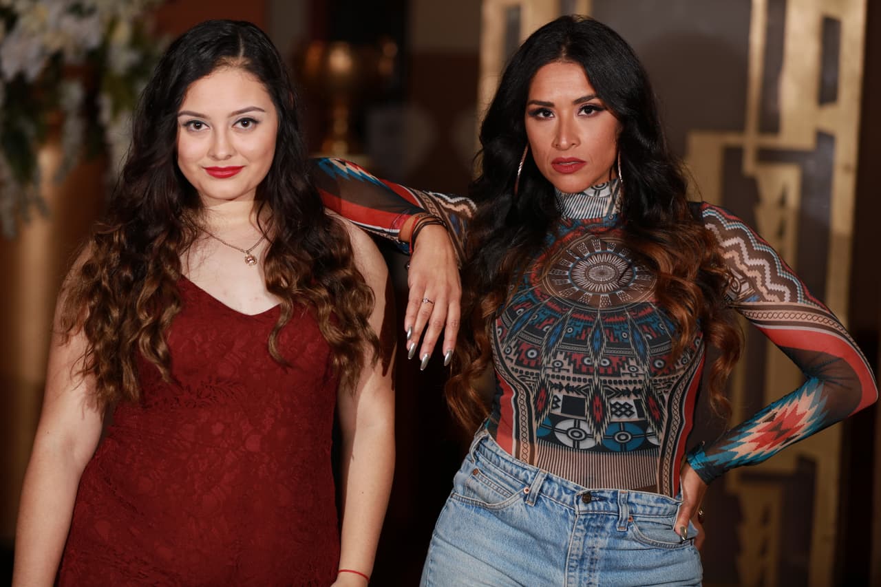 <a href="http://www.univision.com/shows/la-reina-de-la-cancion/al-chile-y-sin-editar-jazmin-y-gabby-sorprendieron-sus-vozarrones-video">Gabby y Jazmín sorprendieron con estas voces.</a>