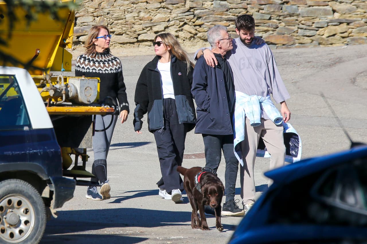 De acuerdo con C. Clarasó, periodista de El Nacional de Cataluña, los padres de Piqué "están enfadados con la artista" porque se llevará a sus nietos a Miami, "a miles de kilómetros" de ellos.
<br>