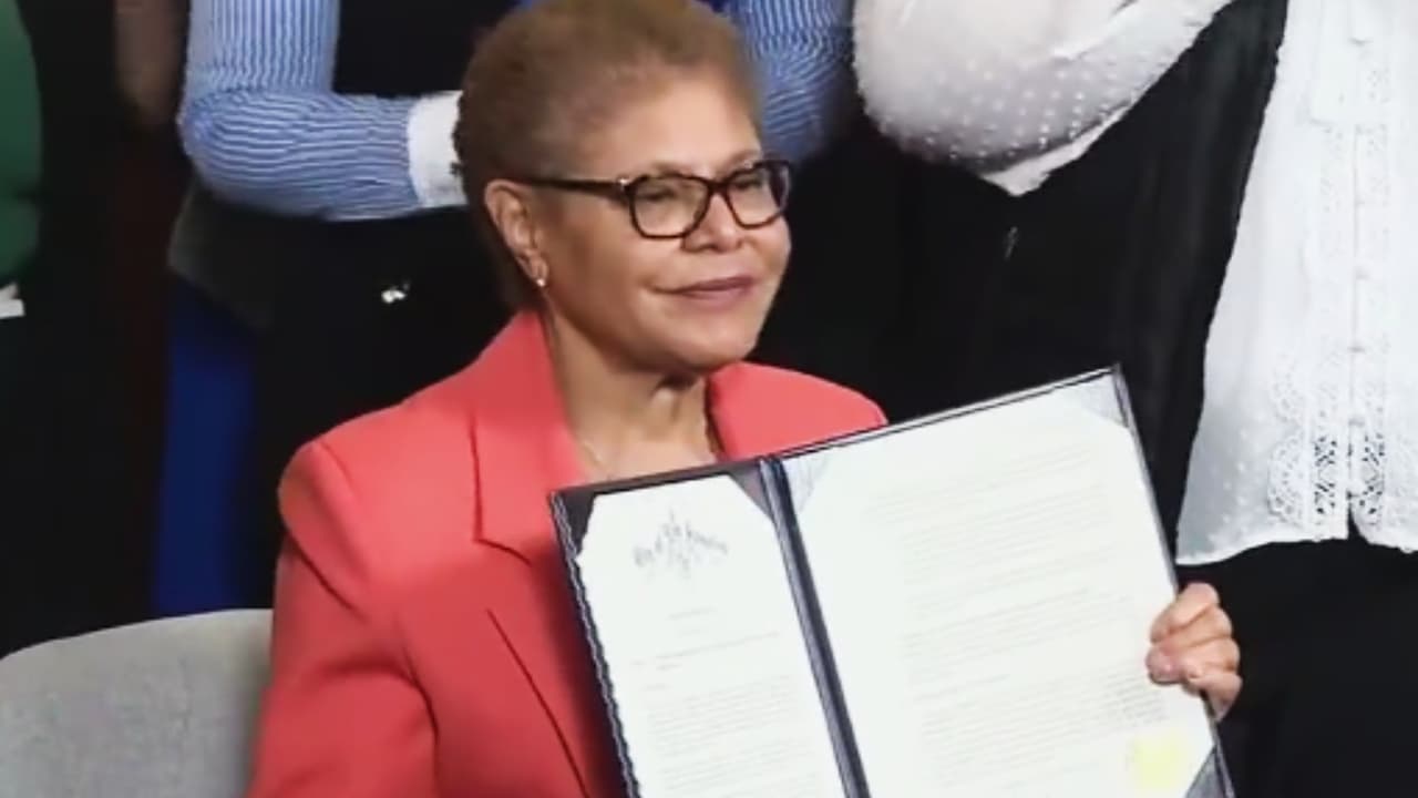 Alcaldesa de Los Ángeles ordena a policías mantener encendidas sus cámaras durante operativos de ICE