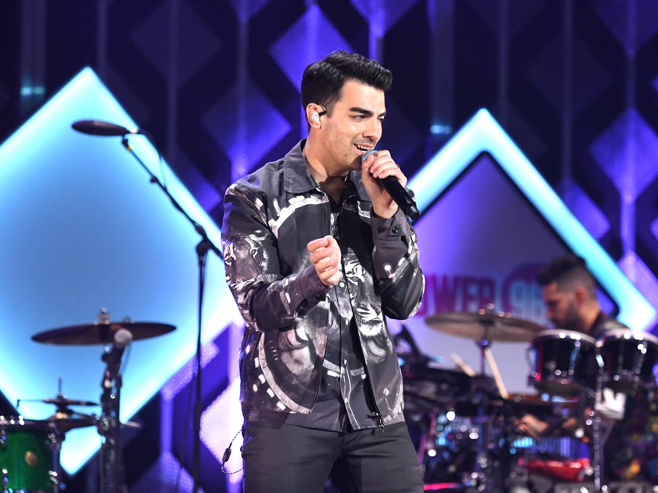La imagen mostraba un par de fotografías, una del cantante y otra del actor. En ella se leía: "Joe Jonas se está convirtiendo en Omar Chaparro". Los fans de ambos siguen discutiendo al respecto.