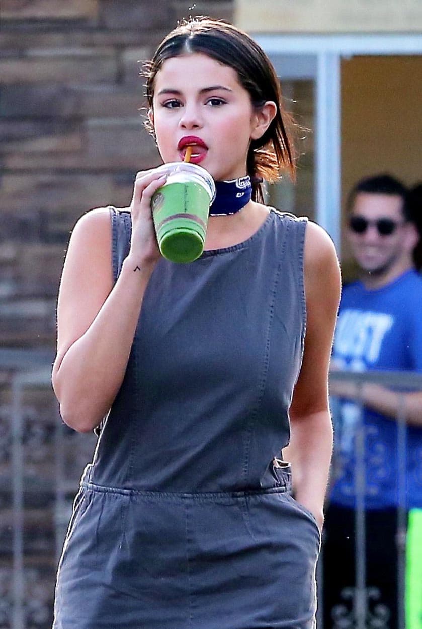 Mirando para todos lados, Selena continuó la caminata como si nada.