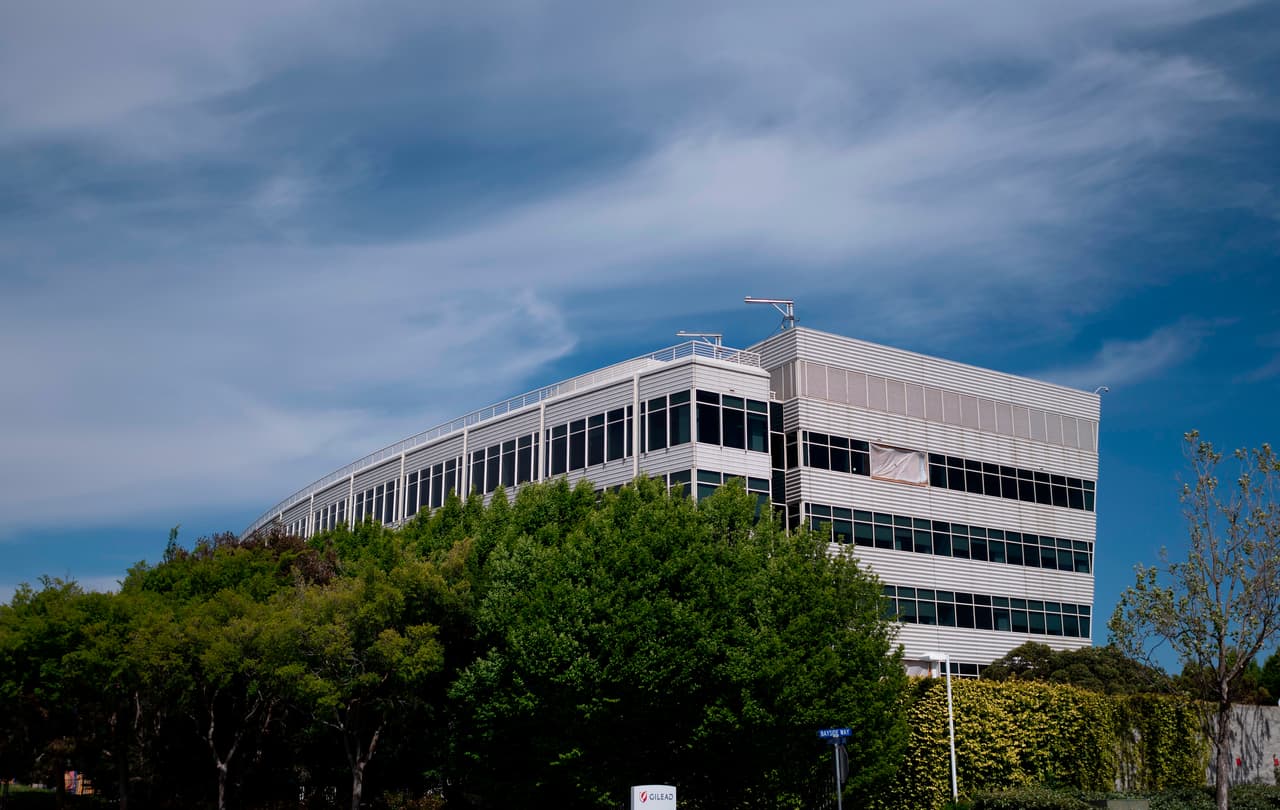 Veklury debe ser administrado en un hospital o en un entorno de atención médica, advirtió la FDA. Vea aquí todo lo que debe saber sobre el 
<a href="https://www.univision.com/noticias/salud/eeuu-aprueba-el-uso-del-antiviral-remdesivir-solo-para-pacientes-hospitalizados-por-covid-19">remdesivir.</a>