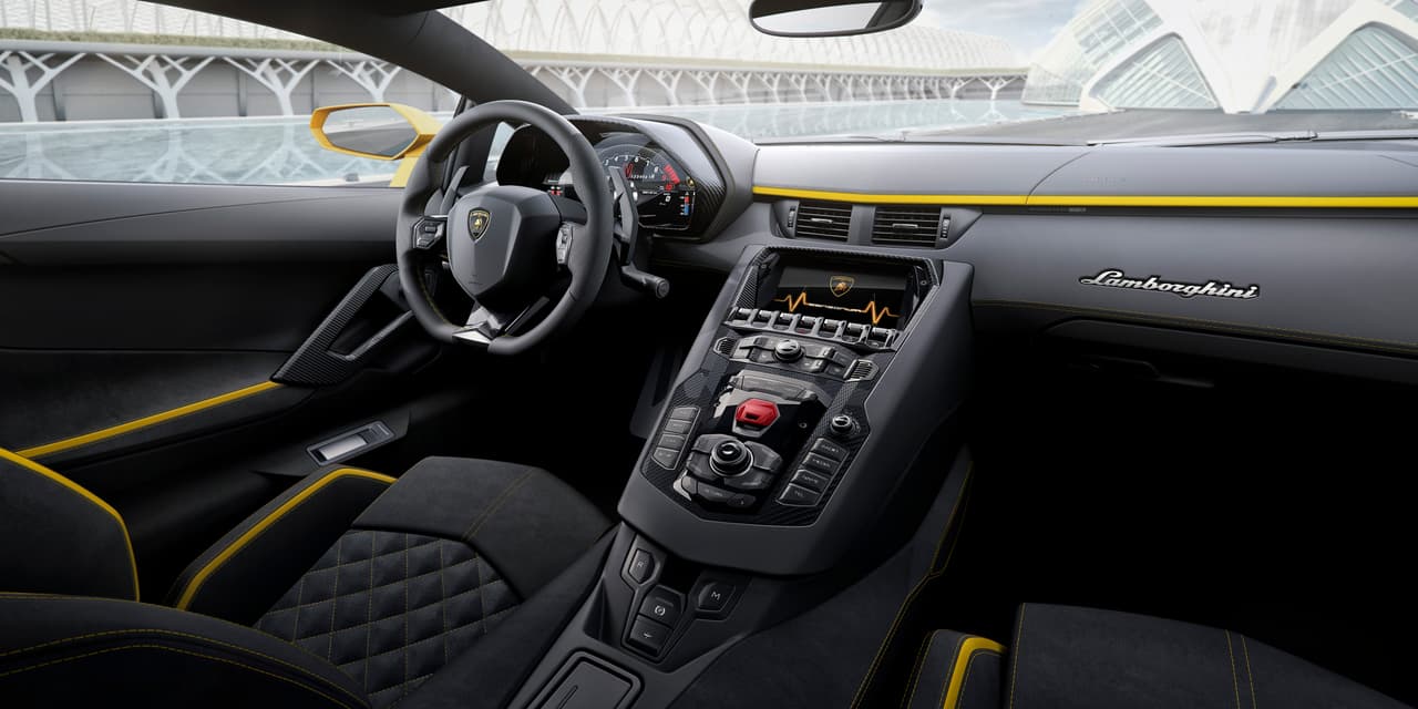 El interior del Lamborghini Aventador S posee un
<b>instrumental digital</b> fácil de personalizar a gusto y preferencia de cada usuario, que además permite operar distintos modos de manejo, e incluso un sistema de
<b>telemetría</b> para recoger datos sobre prestaciones y tiempos de vuelta.