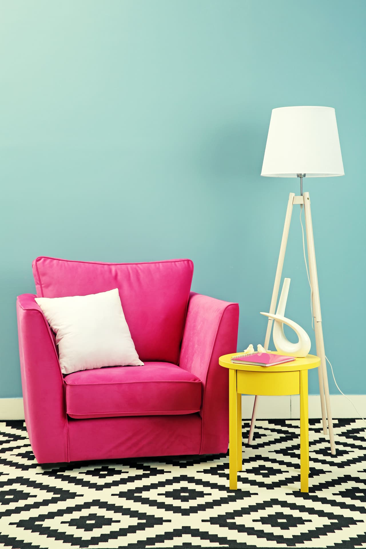 <b>Rosa</b>. Suma el color estrella del año en detalles específicos: podrías retapizar un sillón, pintar alguna silla o incorporar una lámpara de mesa con este tono.