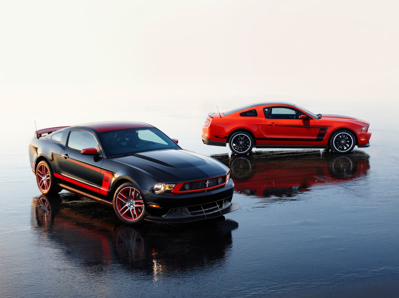 En 2012 Ford reemplazó el viejo V8 de 4.6 litros con
<b>un nuevo V8 de 5.0 litros de nuevo diseño</b> capaz de funcionar a altas revoluciones. Con el nuevo motor los Mustang con motor V8 finalmente tenía la potencia que su carrocería
<i>fastback</i> sugería. El Mustang GT ahora contaba con 412 caballos de fuerza. mientras de que el Shelby GT500 tenía un motor V8 supercargado de 5.8 litros que generaba unos prodigiosos 662 caballos de fuerza.