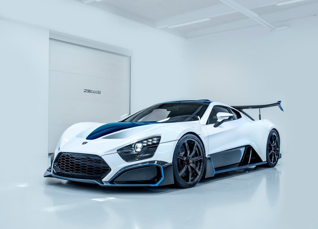 <h3 class="cms-H3-H3"><b>Zenvo TS-R - 1,177 caballos de fuerza</b></h3>
<br>
<br>Este exótico está motivado por un motor V8 de 5.8 litros con doble sobrealimentación, capaz de producir 1,177 caballos de fuerza y 811 lb-pie de torque. Una mecánica que además le permite acelerar de 0 a 62 mph (100 km/h) en 2.8 segundos y a 124 mph (200 km/h) en 6.8 segundos. Su etiqueta arranca en el millón y medio de dólares y su producción está limitada a solo cinco unidades por año.