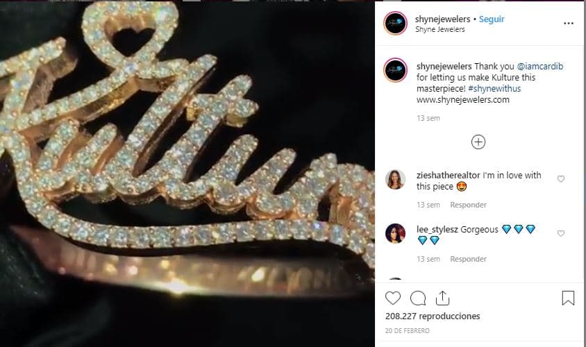 <b><a href="https://www.instagram.com/p/BuIDBLVhQKe/">La casa joyera</a></b>
<a href="https://www.instagram.com/p/BuIDBLVhQKe/"> </a>encargada de hacer esta pieza agradeció a Cardi B: “¡Gracias a Cardi B por permitirnos hacer de Kulture esta obra maestra!”, decía el mensaje en la cuenta de Shyne Jewerlers.