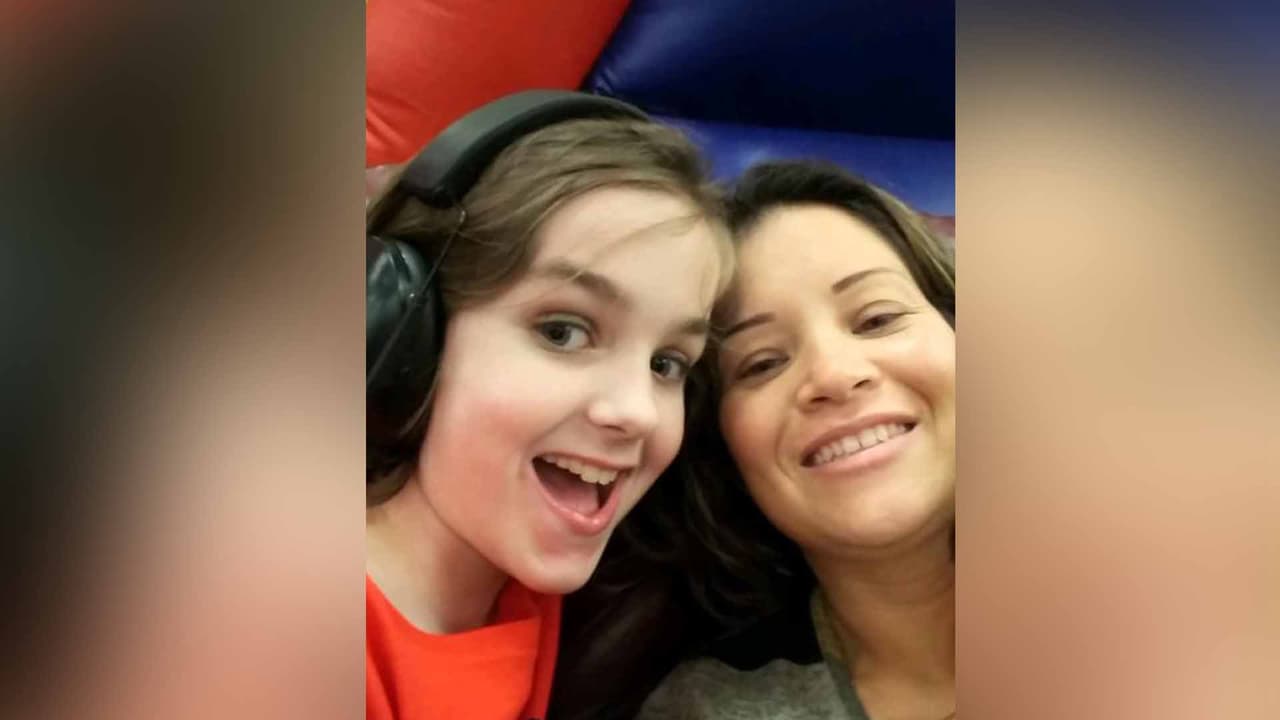 Esther Mccool cuenta que desde que conoció a Kenlee se ha sentido identificada con ella, incluso fue invitada a su fiesta de cumpleaños y con esto comprueba que “El corazón no tiene idioma, yo no hablo inglés, ellos no hablan español y aún así hemos convivido, ella es una niña especial para mi, me quiere mucho y yo a ella”, aseveró.