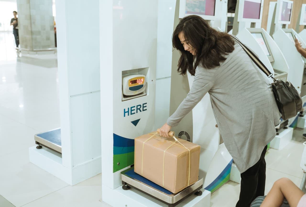 <b>Pesa tu equipaje. </b>Si tienes una báscula en casa tómate un tiempo y pésala para que te des cuenta desde ahí si tienes que dejar algo y no estés en el aeropuerto batallando porque no sabes de qué deshacerte para no pagar exceso de equipaje.