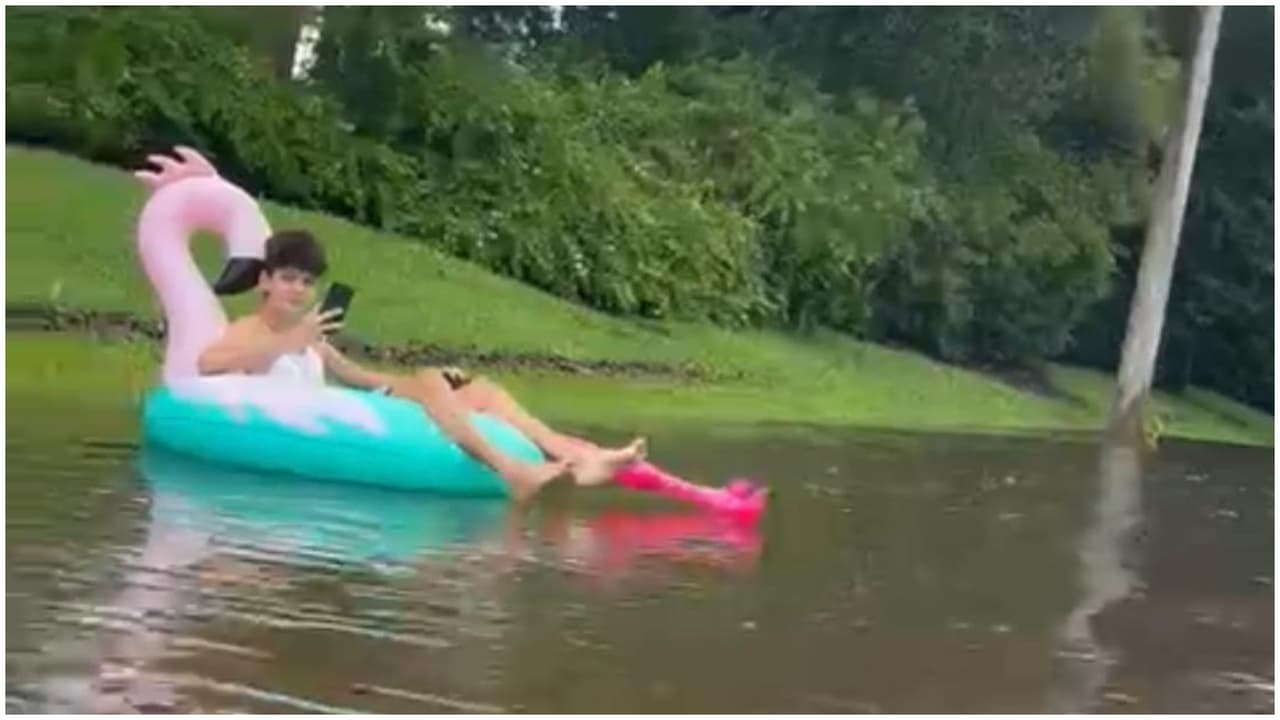 Un joven montado en un inflable en Lake Nona en Orlando, Florida.
