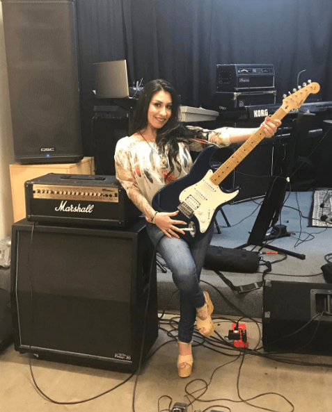 En este evento apareció primero Beatriz Adriana Solís, quien interpretó el tema "Mi Nueva Historia".