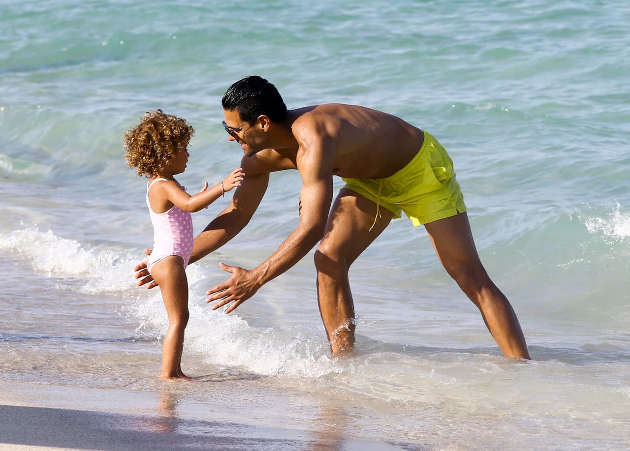 El futbolista no perdió tiempo para meterse al mar.