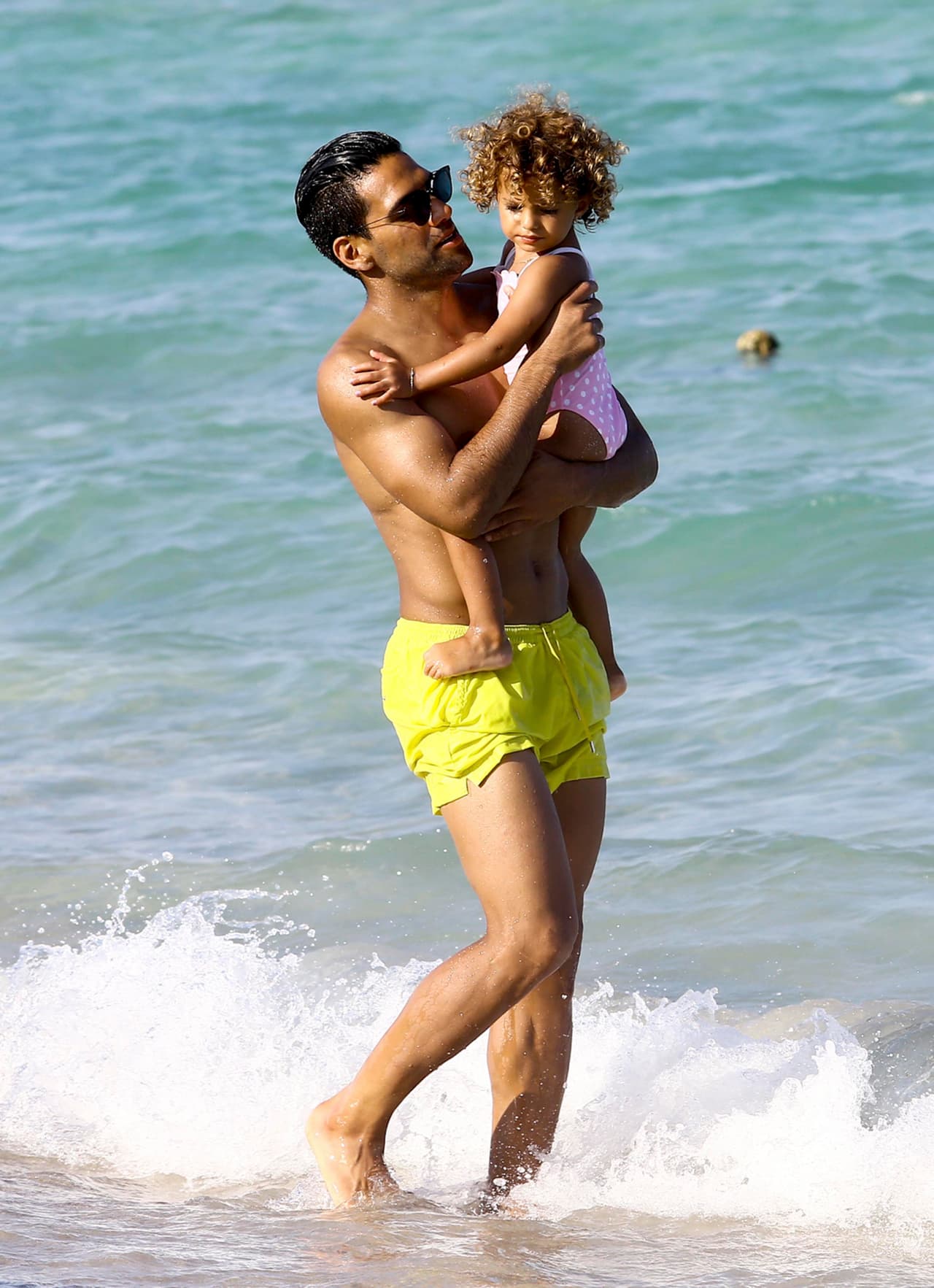 A su nena le dieron miedo las olas.