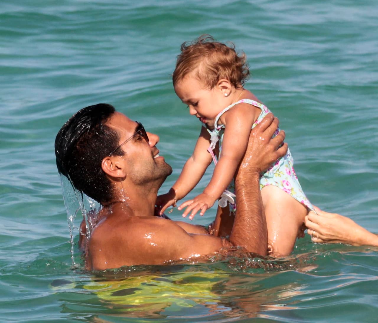 Llegó el turno de que su bebé se diera un chapuzón.