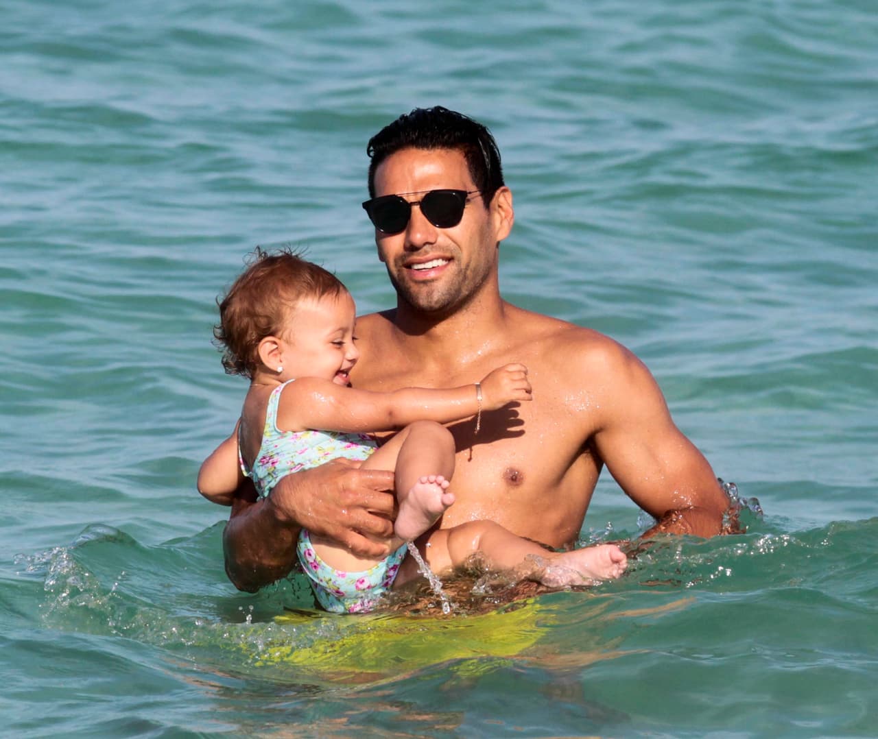 El futbolista también está hecho un "papacito".