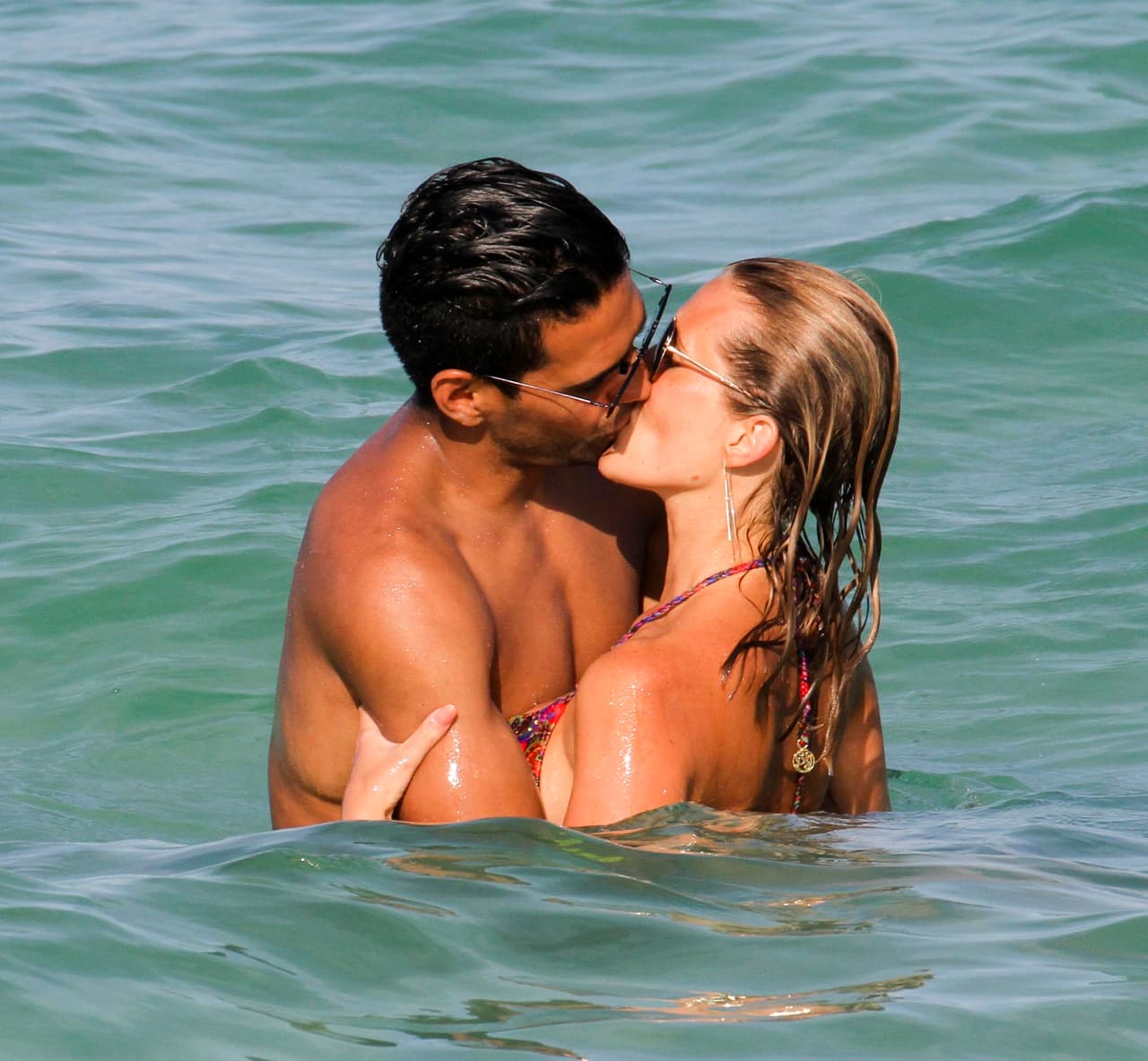 Más tarde sacaron a la niña y gozaron juntos del mar.