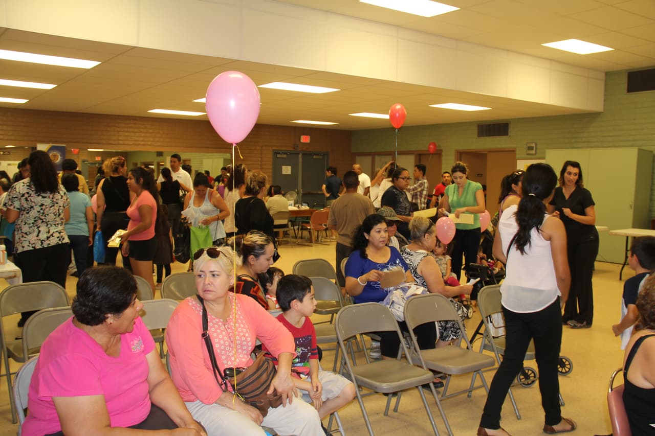 Unas 300 personas asistieron a la feria “Camino a la Salud’, donde se hicieron exámenes gratis, bailaron Zumba y conocieron a la carismática Cecilia Ramírez Harris de Primer Impacto.